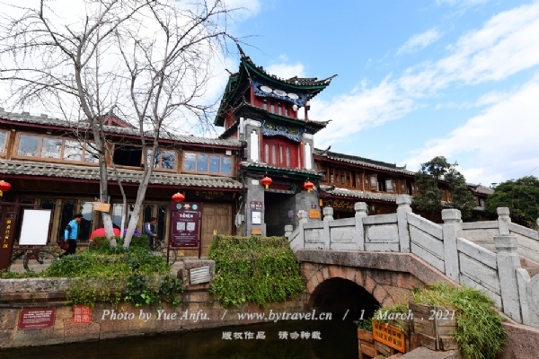 科贡坊是古城内著名的地标建筑，门楼风格独特。坐落于四方街西侧桥头，是一座风格独特的三层门楼，很多游客逛古城时都会在此合影留念。