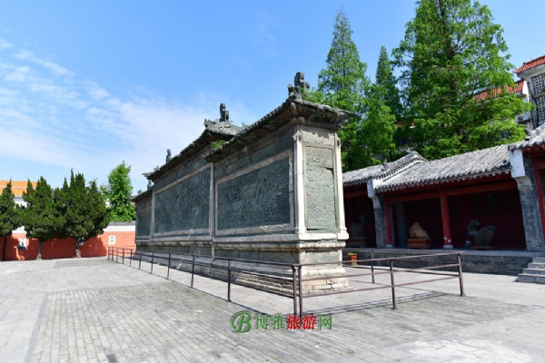 绿影壁在襄阳市襄阳城东南隅。因全用青绿色石料刻砌而成，故名。明正统元年（1436年）襄王朱瞻墡，自长沙徙封是邑，营造宫室，此壁就是当年王府门前的照壁。崇祯十四年（1641年）王府全部被毁，唯照壁保存至今。高7.6米，宽26.2米，厚1.6米，系仿木结构，面阔3间，均以汉白玉镶边。中间刻有“二龙戏珠”，左右各刻巨龙飞舞于“海水流云”之间。四周边框精雕小龙64条，姿态各异。影壁造型庄重，雕刻华美，风格豪放，生动雄伟，是石刻中珍贵的艺术品之一。