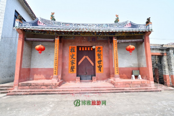 梅菴公祠：塘尾上班李氏十二世祖李梅菴的家祠。始建于明万历前间，清道光元年（1821年）重装修。坐北向南，三开间二进院落布局，首进设二塾台，抬梁与穿斗混合式梁架结构。宽9.88米，长14.3米，占地面积141.28平方米。砖木结构，硬山顶，抬梁与穿斗混合式梁架。 梅公祠保留从明代十世祖至清代二十二祖的祖先牌位原物，为东莞地区罕见。公祠还摆放了塘尾民间信仰神康王的神像，因而又称康帅府。