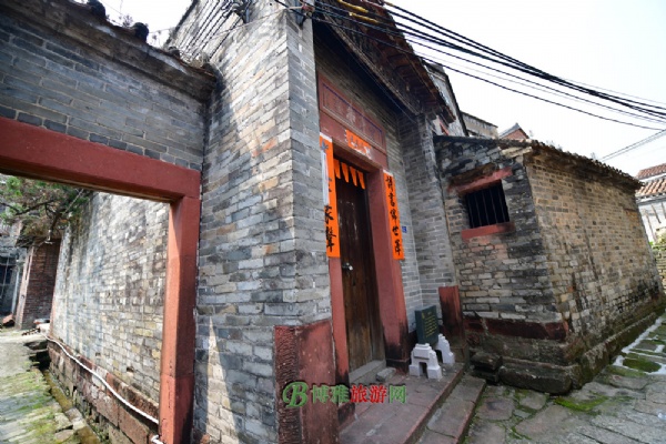 宝卿家塾：民国年间李冀南扩建祖居而成，宽8.85米，长9.5米，早期为家祠与民居结合的建筑，学冀南与陈伯陶同中乡试后，改家祠为书院。现存东莞清末探花陈伯陶1919年题书的“宝卿家塾”红石门匾。