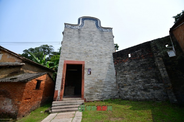 塘尾古围墙、围门和炮楼:始建于明，历代有维修。围墙绕古村落成封间一周，周长860.8米，高5米，宽0.35米，红石墙基，青砖墙体，每隔4米有一附墙。
