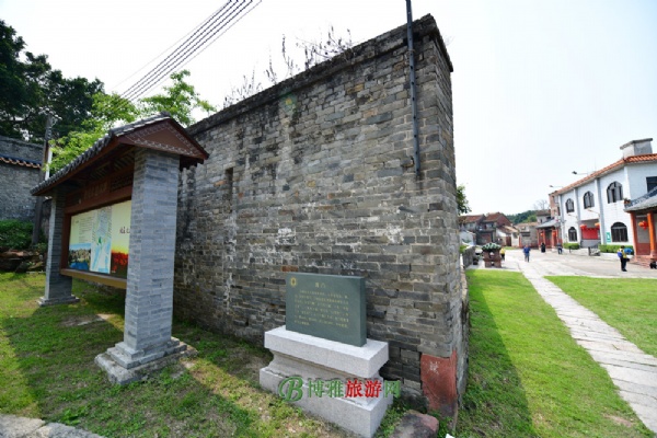在围墙东南、西南、西北、东北角开有四个围门，村民分别称之为东门、南门、西门和北门。以东门规模最大，宽4.24米，长5.38米，高9.30米，为两层青砖镬耳山墙建筑，围门之上镶“秀把东南”匾额。