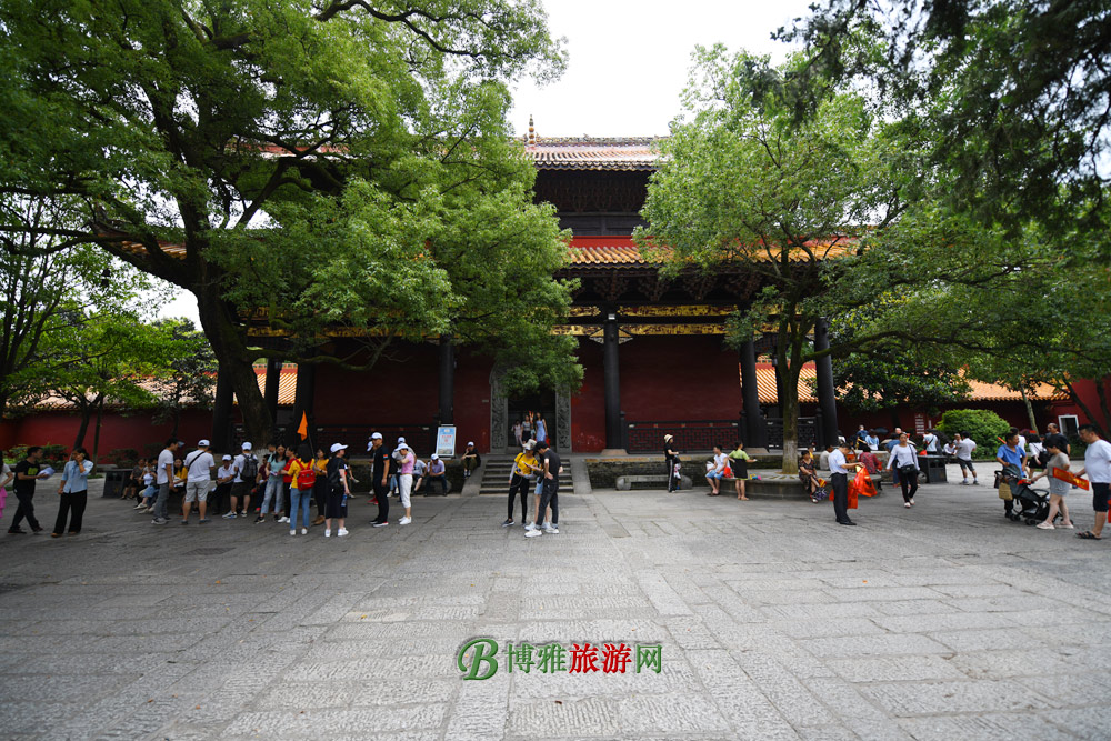 第八进为寝官。亦称谨身殿，后殿。砖木结构