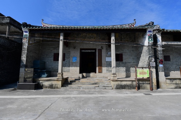 振韬祖祠乾隆五十六（1791）年建成，该祠堂布局为三进两天井，青砖结构，杉瓦盖顶，宽11.1米，进深26.8米，占地面积297.5平方米，抬梁穿斗坚固，祠貌保存完好，至今仍保存着写于乾隆五十四年，记载着作者祖伯父兄亲弟恭的懿行碑文，是研究恩平清朝社会状况，反映歇马人生活和思想的珍贵历史文物。
