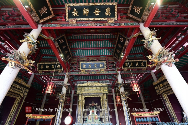从大成门跨过一个天井就是孔庙的核心建筑———大成殿。作为孔子神像所在地，大成殿不仅是全庙的核心，也是庭院的主体，四周循序渐进的门、廊、庑，都在竭力突出孔庙的主轴即大成殿。它面阔五开间，正前方设御道石。为了表达对孔夫子的尊重，御道石不设踏垛，对于先师只能远远瞻仰。由于时近正午，又非周末节日，庭院清冷，但闻着淡淡的香火味恍惚中似有飘渺庄重的丝竹，恍若隔世。
