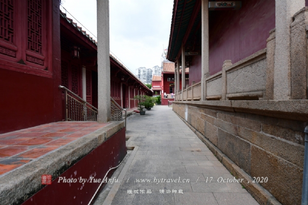 最后一间则为存放祭孔乐器的祭器库。西庑现辟为“揭阳出土文物展览”，介绍在揭阳境内出土的自原始社会到近代的各种文物，东庑现辟为“科举考试展览”和“孔子儒学展览”。紧接东西庑以北为东西斋，是东西庑的延伸建筑，把大成殿、崇圣祠形成封闭式庭院建筑，寓意孔子弟子众多，儒家学说源远流长。